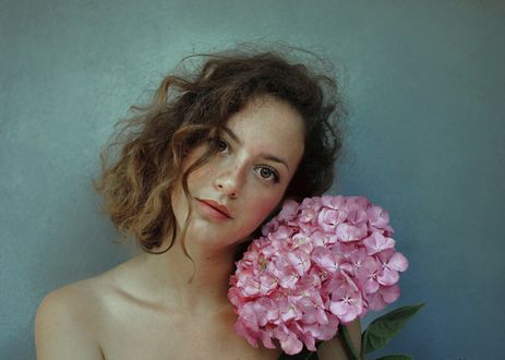 Обои на рабочий стол Девушка с гортензией, by Paola Valli
