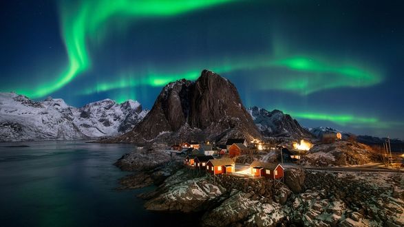 Обои на рабочий стол Северное сияние над деревней Reine / Рейне на Lofoten Islands, Norway / Лофотенских островах, Норвегия, фотограф Pete Wongkongkathep