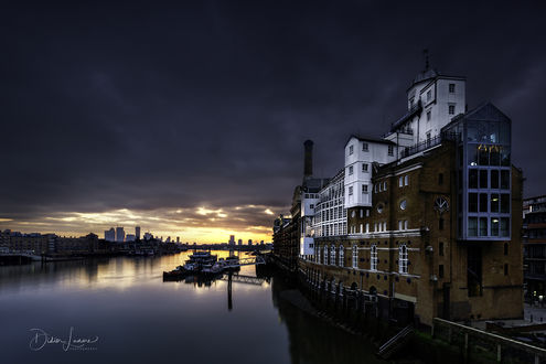 Обои на рабочий стол Солнце поднимается над Canary Wharf / Кэнэри-Уорф, над рекой Thames / Темза, фотограф Didier Lanore