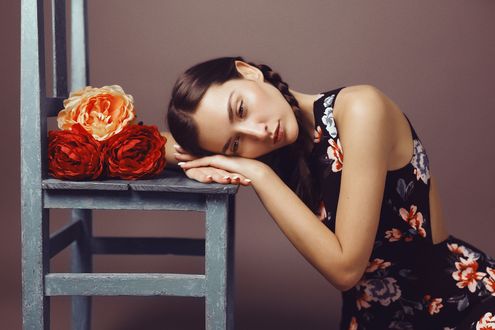 Обои на рабочий стол Девушка положила голову на стол с букетом роз, by Mara Saiz Photo