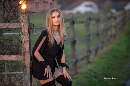 Обои на рабочий стол Модель Olya стоит у забора, by Guenter Stoehr