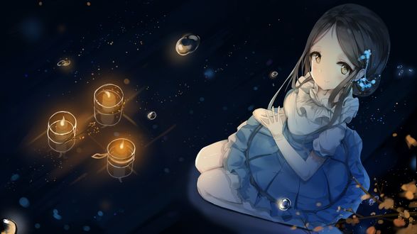 Обои на рабочий стол Девочка стоит на коленях в темноте, рядом три горящие свечи