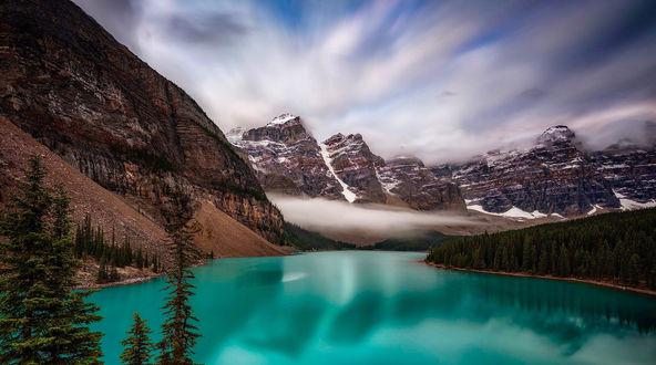 Обои на рабочий стол Изумрудное озеро в окружении гор, by Timothy Poulton