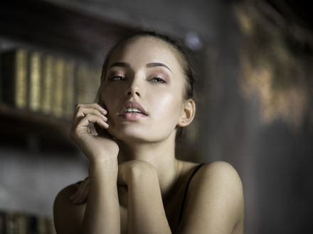 Обои на рабочий стол Девушка держит руки у лица, by Joachim Bergauer