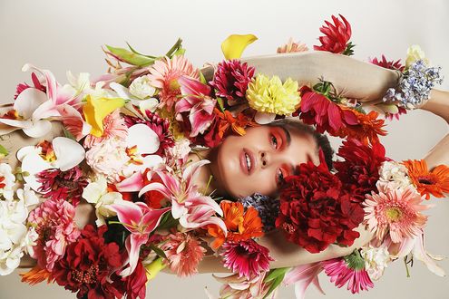 Обои на рабочий стол Девушка в цветах. Фотограф Tali Rutman