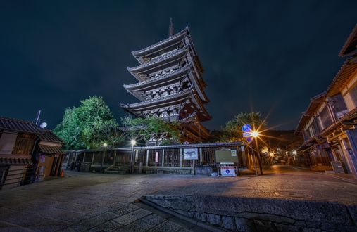 Обои на рабочий стол Старинная пагода Yasaka у дороги в вечернюю пору, Япония / Japan