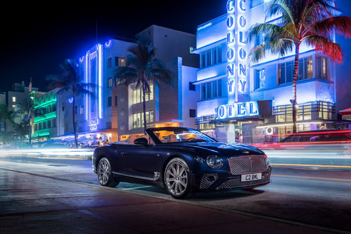 Обои на рабочий стол Двухдверное 4-местное купе Bentley Continental GT на улице ночного города