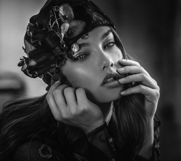 Обои на рабочий стол Красивая девушка в оригинальной шляпке, by Joachim Bergauer