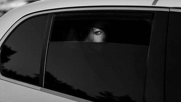 Обои на рабочий стол Девушка сидит в авто и смотрит в камеру через приспущенное стекло, фотограф Суховеев Александр