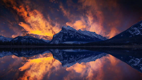Обои на рабочий стол Утренние сумерки на озере Вермильон, Банф, Канада / Vermilion Lake, Banff, Canada, by John S