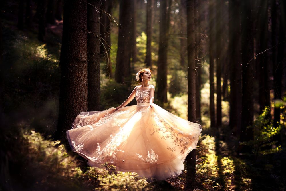 Обои для рабочего стола Девушка в длинном пышном платье стоит в лесу, фотограф Melanie Dietze