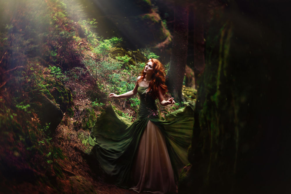 Обои для рабочего стола Девушка в длинном платье стоит в лесу, by Melanie Dietze