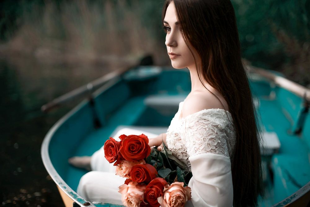 Обои для рабочего стола Модель Анечка с букетом цветов сидит в лодке, by Drapak Photo