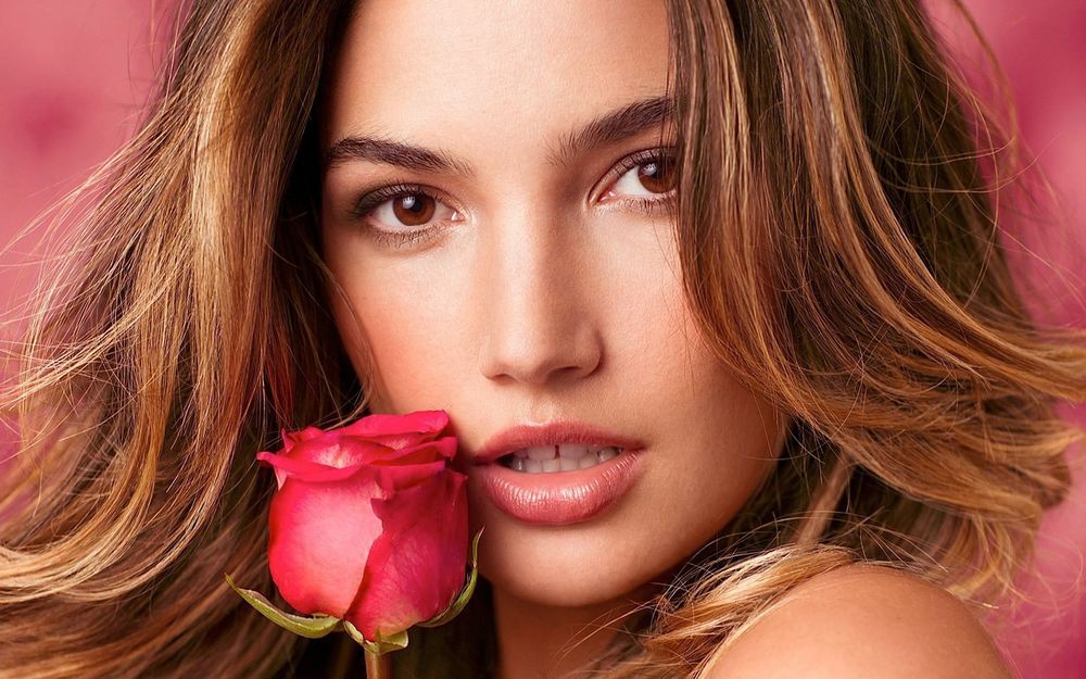Обои для рабочего стола Портрет модели Lily Aldridge / Лили Олдридж с розой