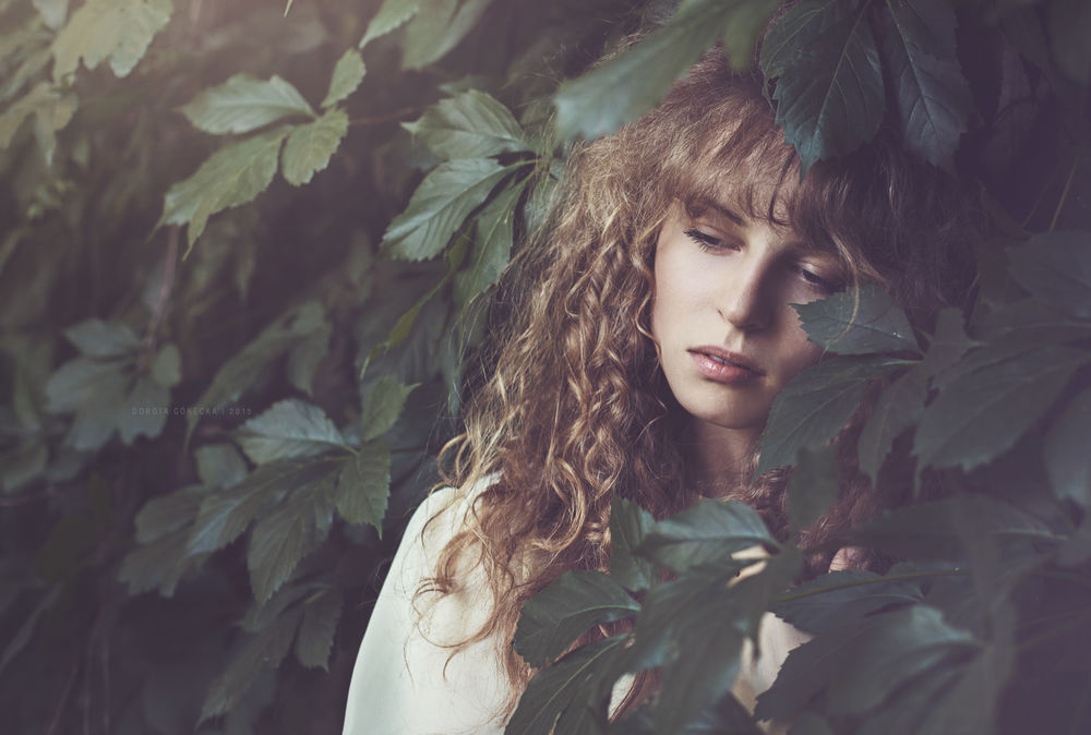 Обои для рабочего стола Модель Karina Bratkowska стоит у зеленеющего куста. фотограф Dorota Gorecka