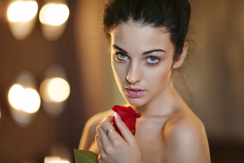 Обои для рабочего стола Модель Алла Бергер с красной розой, фотограф Maxim Maximov