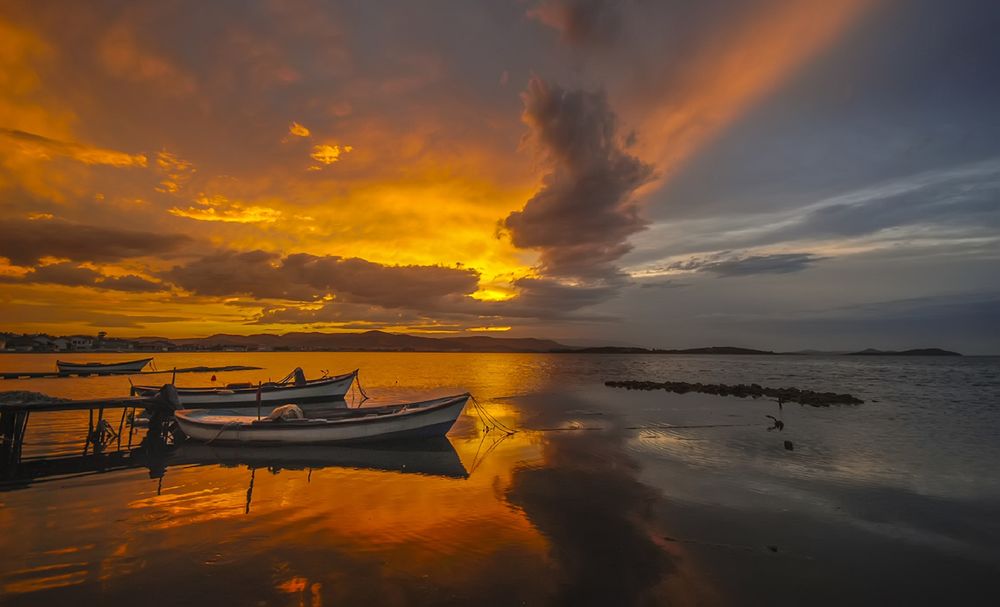 Обои для рабочего стола Лодки у берега, в море на закате, фотограф Enver Karanfil