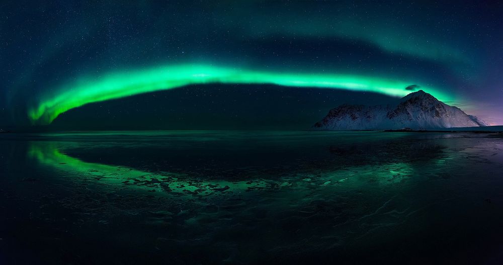 Обои для рабочего стола Северное полярное сияние на небе и его отражение, фотограф Csilla Zelko