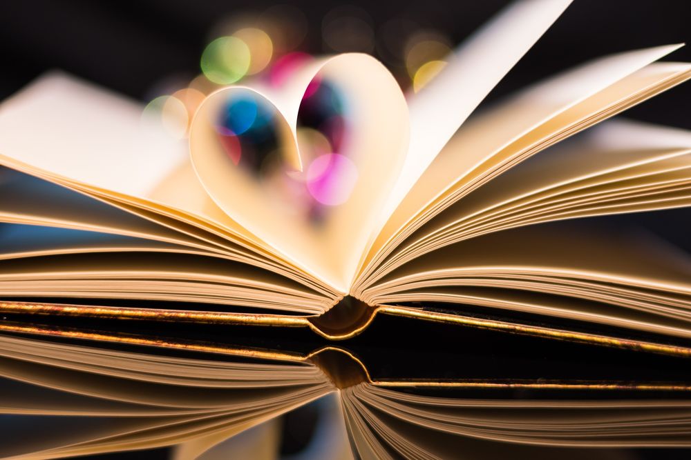 Обои для рабочего стола Открытая книга со страницами свернутыми, образуя сердечко, by Theo Crazzolara