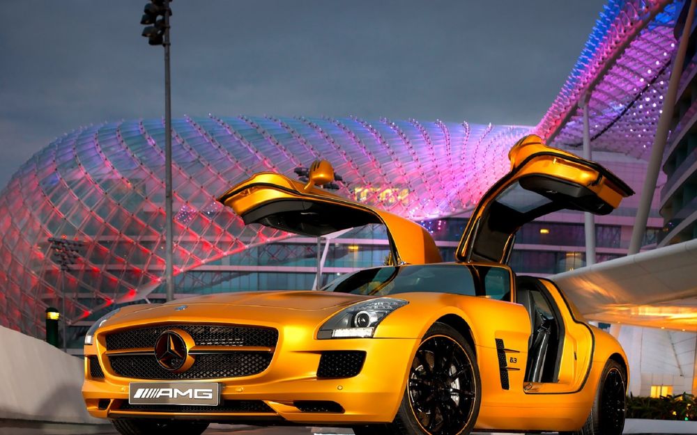 Обои для рабочего стола Золотистый Mercedes Benz SLS AMG Desert Gold 5 на площадке вечернего Dubai, United Arab Emirates / Дубаи, ОАЭ