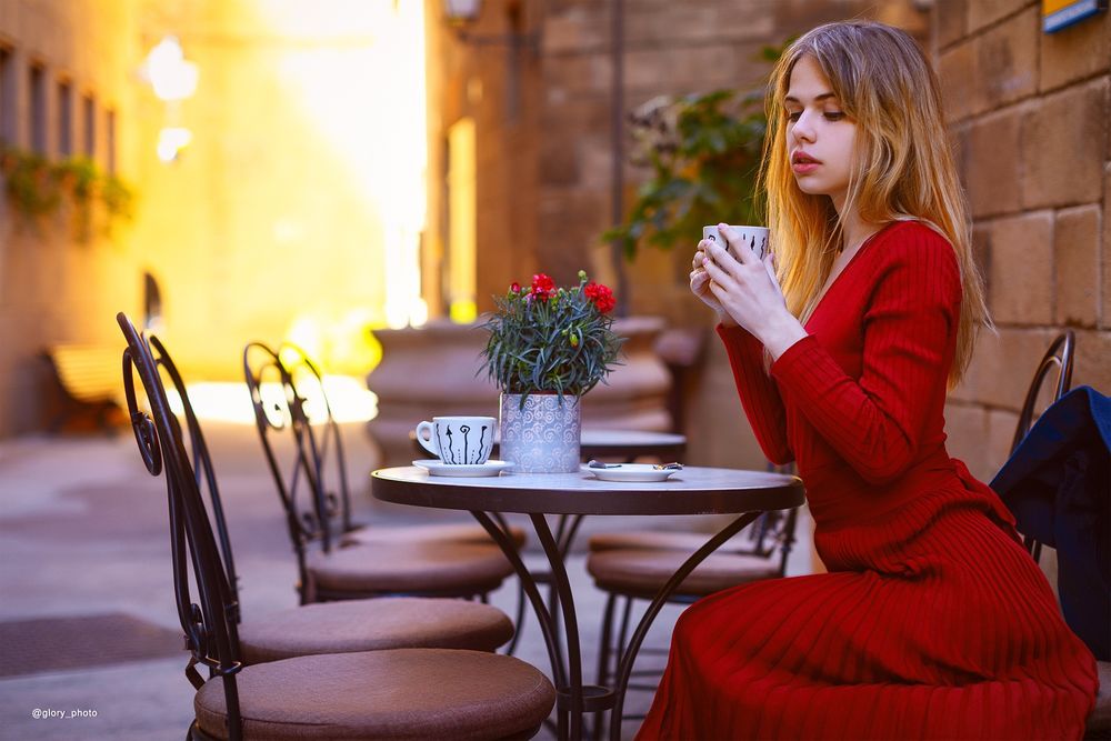 Обои для рабочего стола Модель Александра Смелова в красном платье сидит с чашкой за столиком на улице, by Вячеслав Холодилов