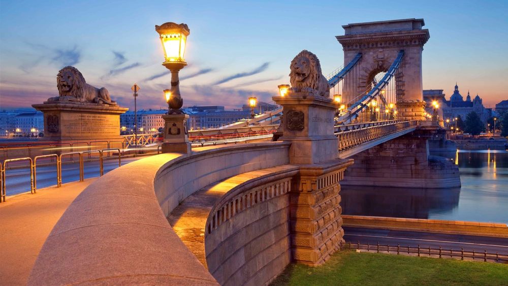 Обои для рабочего стола Вечерний вид на каменный мост со львами через реку в городе Будапешт / Budapest, Венгрия / Hungary