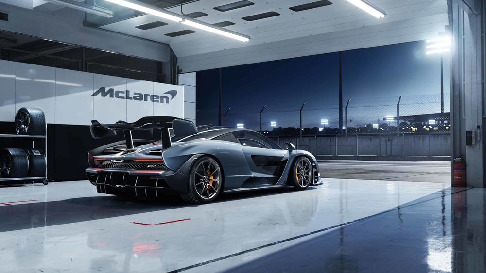 Обои для рабочего стола Mclaren Senna стоит в открытом гоночном боксе, 2018 года