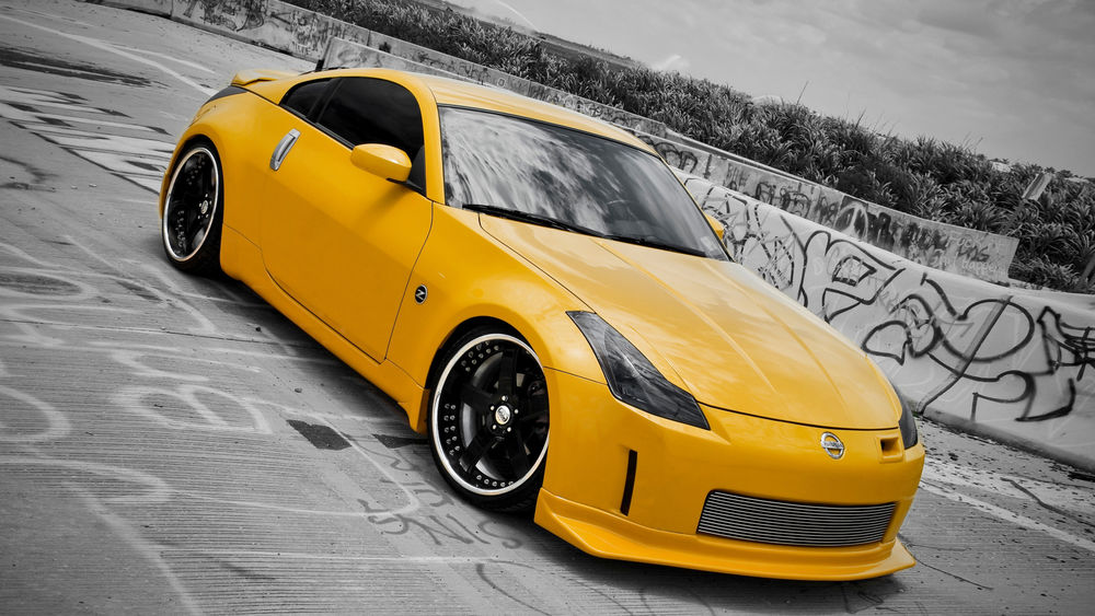 Обои для рабочего стола Nissan 350 Z горчичного цвета на сером фоне