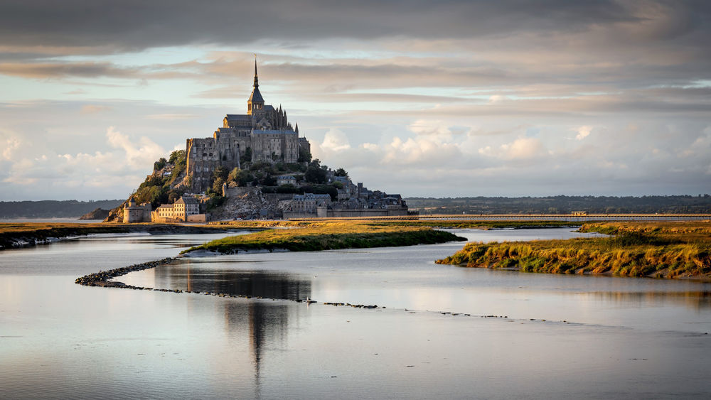 Обои для рабочего стола Остров-крепость Mont Saint-Michel / Мон-Сен-Мишель освещаемый закатным солнцем