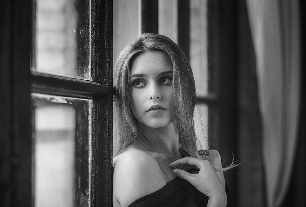 Обои для рабочего стола Модель Нина стоит у окна, фотограф Dmitry Levykin