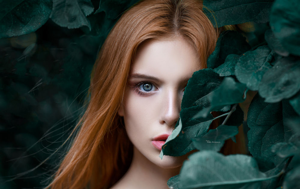 Обои для рабочего стола Модель Таня за листьями. Фотограф Maxim Romanov