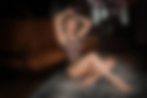 Обои на рабочий стол Модель Надя сидит на полу у дивана. Фотограф Анна Шувалова