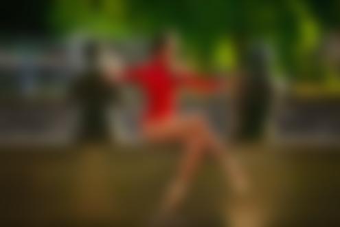 Обои для рабочего стола Балерина в красном сидит между двух скульптур. Фотограф Akira Enzeru