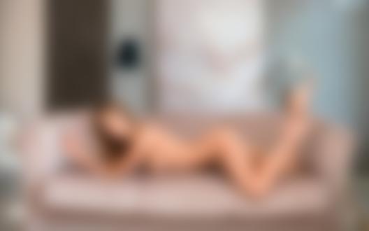 Обои на рабочий стол Обнаженная стройная модель Monika Dee лежит на диване в комнате