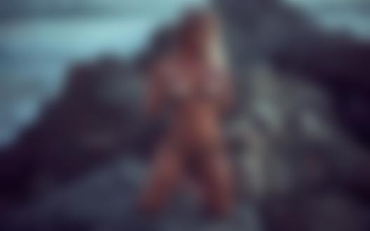 Обои для рабочего стола Девушка в купальнике позирует на камнях, фотограф Paul Egas Scarino