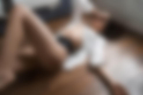 Обои для рабочего стола Модель Линда лежит на полу, фотограф Джон Саймон
