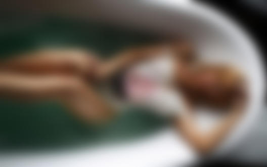 Обои для рабочего стола Модель Екатерина Гнездилова лежит в ванне с водой, фотограф Artem Savinkov