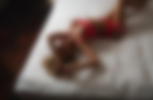 Обои на рабочий стол Стройная девушка в нижнем белье с обнаженной грудью лежит на кровати в комнате