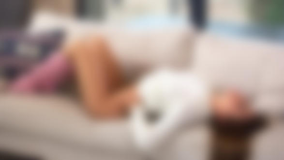 Обои на рабочий стол Модель Lily C лежит на диване