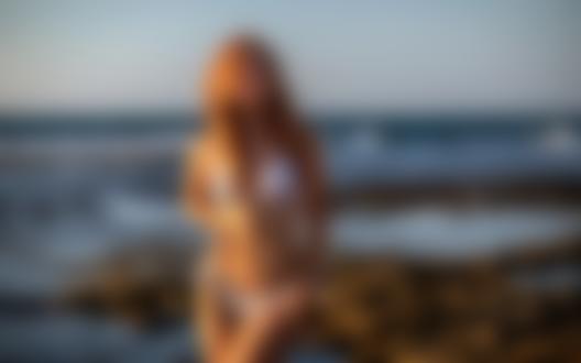 Обои для рабочего стола Девушка в купальнике стоит на фоне моря, фотограф Zachar Rise