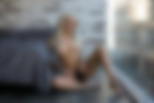 Обои на рабочий стол Модель Elsa Jean сидит на полу
