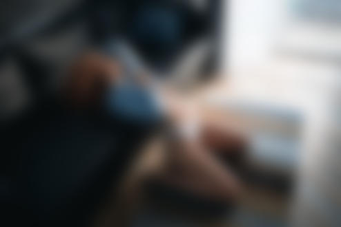 Обои на рабочий стол Модель Александра сидит на полу у дивана. Фотограф Скрипников Александр