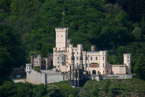 Обои на рабочий стол Stolzenfels Castle / Замок Штольценфельс, утопающий в зелени деревьев, Germany / Германия