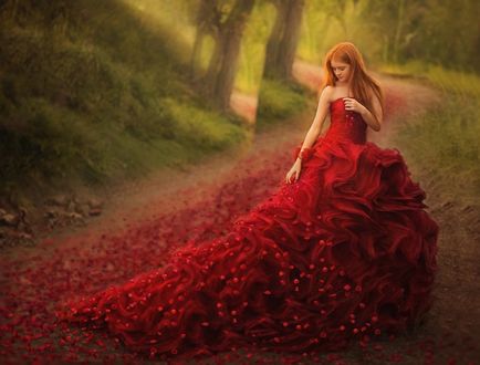 Обои на рабочий стол Девушка в красном платье стоит на дороге, фотограф Jessica Drossin / Джессика Дроссин