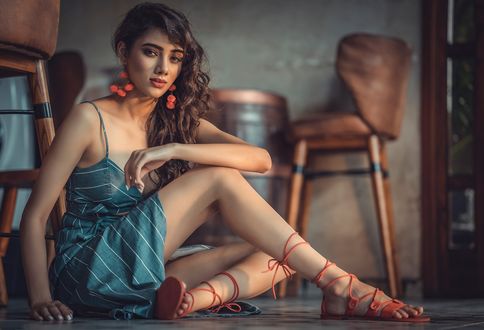 Обои на рабочий стол Модель Anayka Villarreal сидит на полу