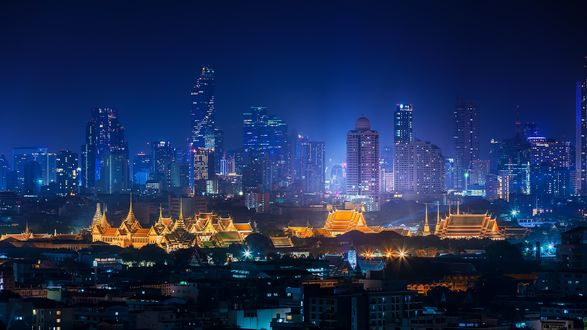 Обои на рабочий стол Вид на вечерний Bangkok / Бангкок с храмом в подсветке, Thailand / Тайланд
