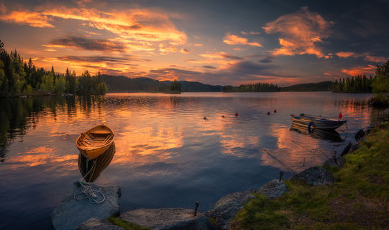 Обои на рабочий стол Пришвартованные лодки на озере Ringerike, Norway / Рингерике, Норвегия, фотограф Ole Henrik Skjelstad
