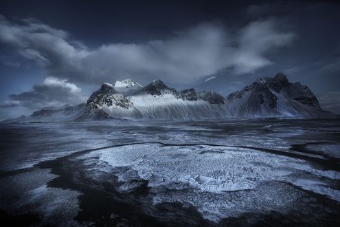 Обои на рабочий стол Льдины в море у скалистого берега под пасмурным небом, фотограф Михалюк Сергей