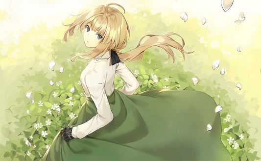 Обои на рабочий стол Violet Evergarden / Вайолет Эвергарден стоит вполоборота на зеленой лужайке, из аниме Violet Evergarden