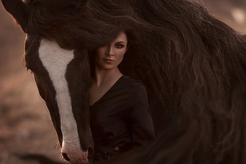 Обои на рабочий стол Девушка стоит рядом с лошадью. Фотограф Анюта Онтикова
